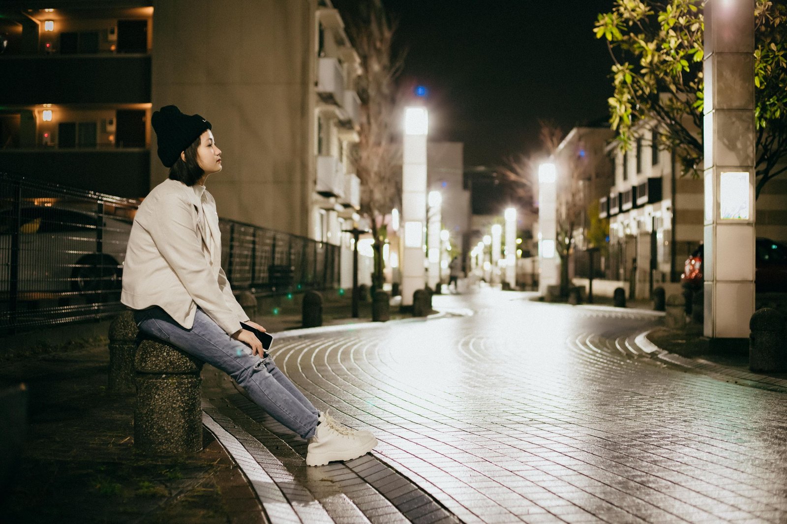 Mulher caminhando à noite com proteção GPS